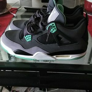 Jordan Retro 4 Glow.. Size 11